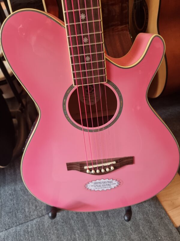 Daisy Rock Wildwood Acoustic/Electric Pink Burst med självlysande coated DR strängar 5995:- lite demo ex.  NU: