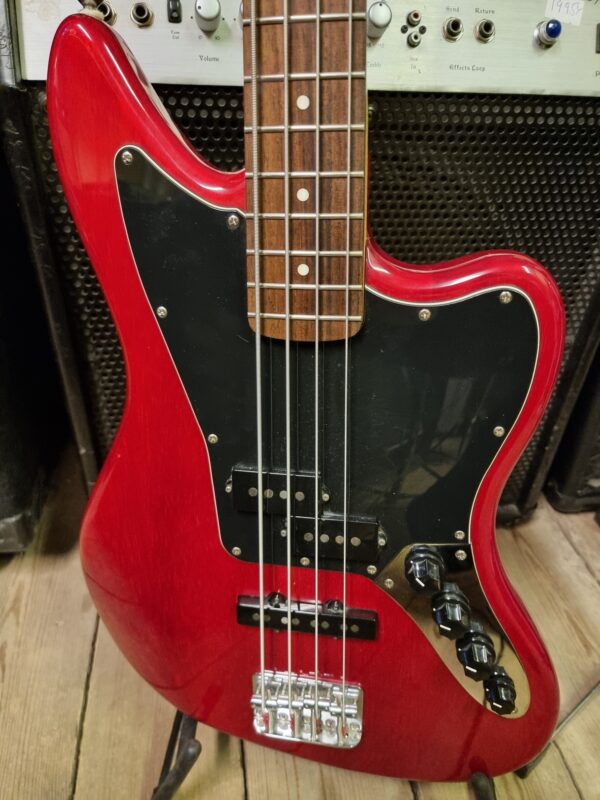 Squier Vintage Modified Jaguar Bass Special, Crimson Red Transparent beg, nyservad med nya strängar, mint condition