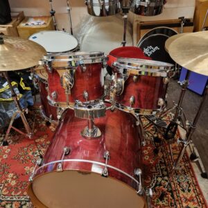 Artist Maple  Pris diskuteras,. lackade lönnstummor  22 tums bastrumma med nytt frontskin  10 och 12 tums hängpukor  14 och 16  tums golvpukor  14 gånger 5 tums virveltrumma Tama SLP  och en mycket fin trumstol